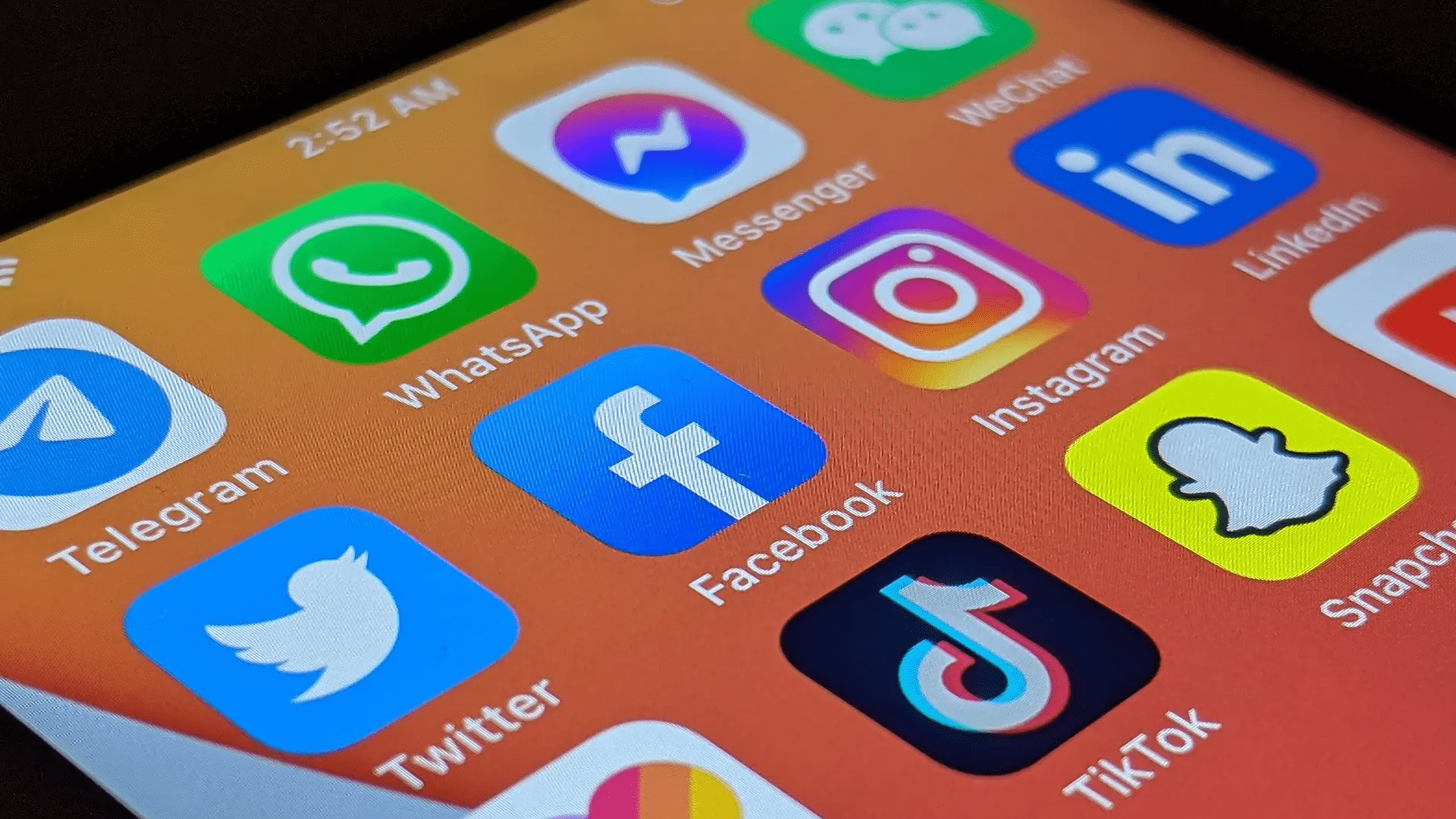 Social-Media-Marketing für Unternehmen - Nahaufnahme eines Smartphones mit Symbolen für WhatsApp, Instagram, Facebook, LinkedIn, Twitter und TikTok