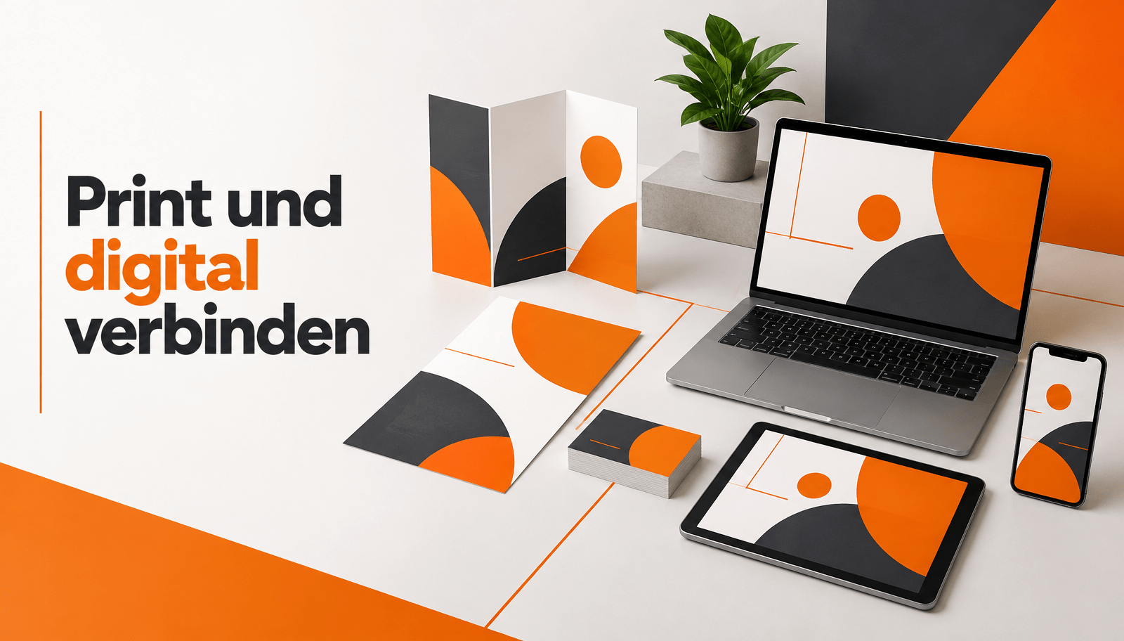 Grafikdesign für Unternehmen - Website-Grafik im Orange-Anthrazit-Design mit dem Schriftzug „Print und digital verbinden“. Ein Laptop, Tablet und Smartphone zeigen dasselbe visuelle Design wie Printmedien daneben – Flyer, Broschüre und Visitenkarten. Visualisiert ganzheitliches Grafikdesign, das analoge und digitale Medien miteinander verknüpft.